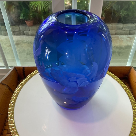 VTG Beautiful Cobalt Blue Etched Honu (Turtles) Hawaiian Vase From Macy’s - Picture 2 of 8